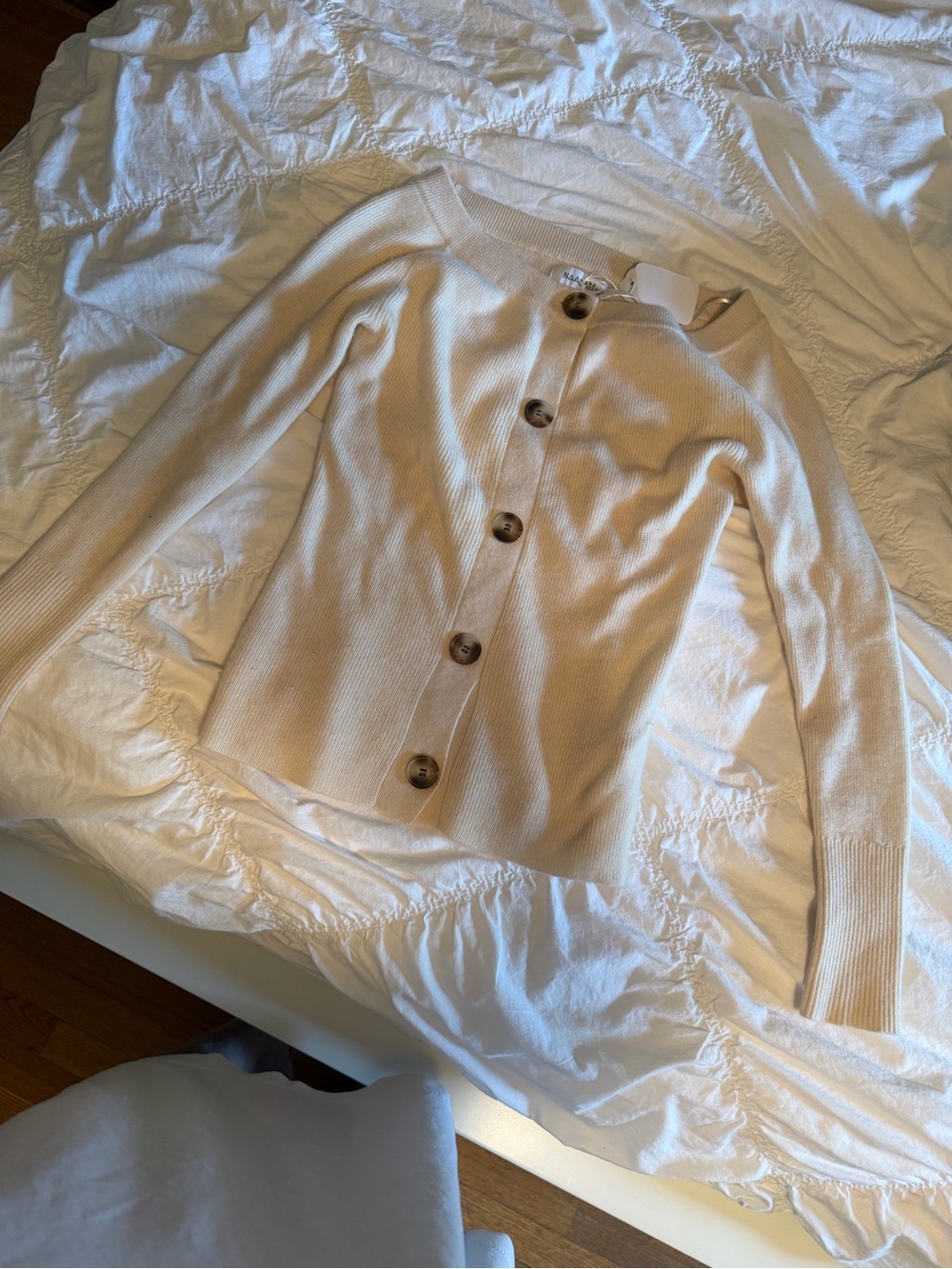 NAADAM
CREAM off the shoulder sweater
Size medium